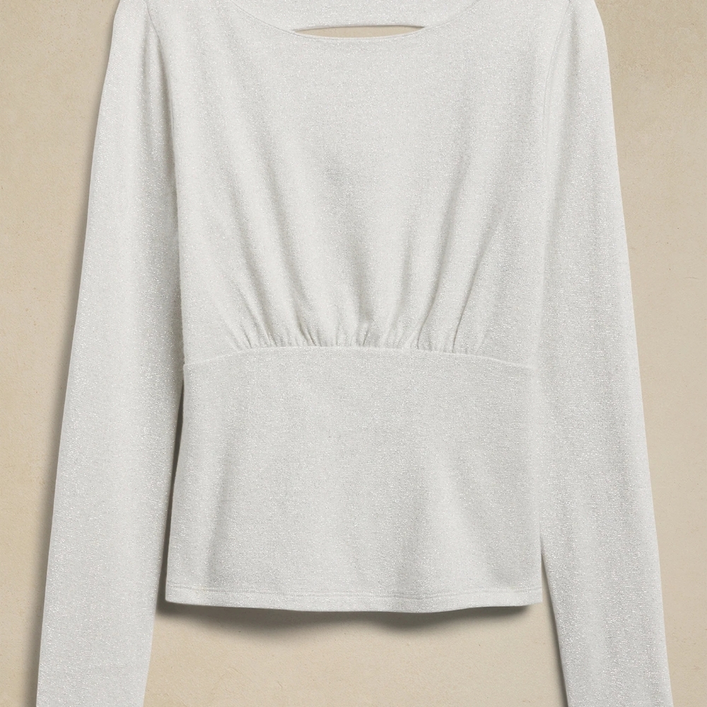 Subtle metallic shine foll occasion.Crew neck. Long sleeves.Cent